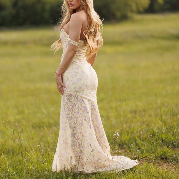 Elegant Floral Off-Shoulder Dress - Picture 3 of 7